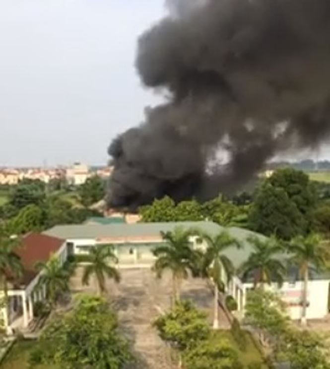 Cháy lớn khu nhà xưởng ở Hà Nội, khói đen ngút trời ảnh 1