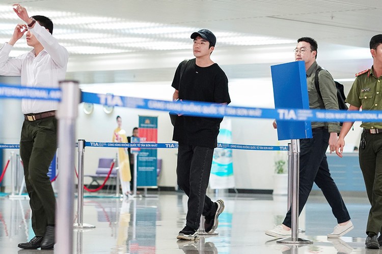 Kwon Sang Woo đẹp trai ngời ngời khi đến Việt Nam ảnh 2