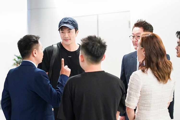 Kwon Sang Woo đẹp trai ngời ngời khi đến Việt Nam ảnh 3
