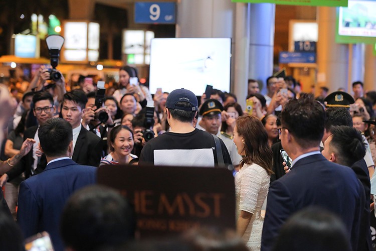 Kwon Sang Woo đẹp trai ngời ngời khi đến Việt Nam ảnh 5