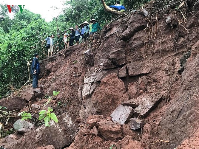 Cận cảnh những mảnh vỡ máy bay quân sự Su-22 ở hiện trường ảnh 1