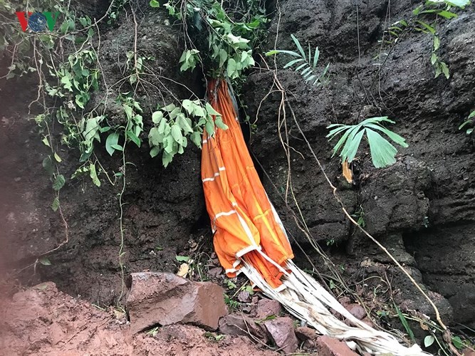 Cận cảnh những mảnh vỡ máy bay quân sự Su-22 ở hiện trường ảnh 7