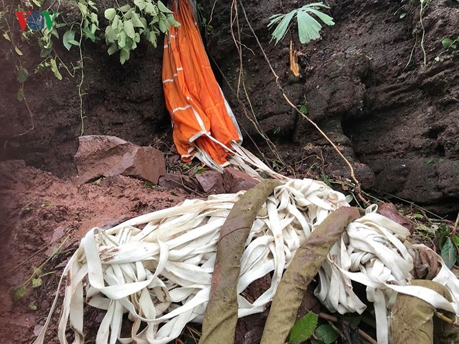 Cận cảnh những mảnh vỡ máy bay quân sự Su-22 ở hiện trường ảnh 8