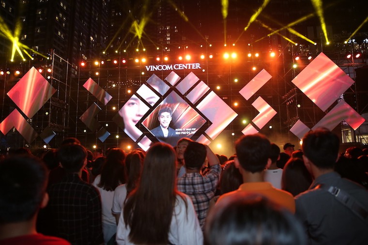 Dàn sao khủng V-biz hội tụ tại ‘Kinh đô ánh sáng’ Vincom Center Lanmark 81 ảnh 1