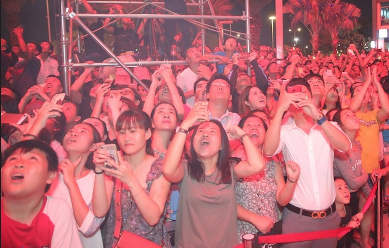 Dàn sao khủng V-biz hội tụ tại ‘Kinh đô ánh sáng’ Vincom Center Lanmark 81 ảnh 4