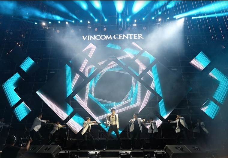 Dàn sao khủng V-biz hội tụ tại ‘Kinh đô ánh sáng’ Vincom Center Lanmark 81 ảnh 7