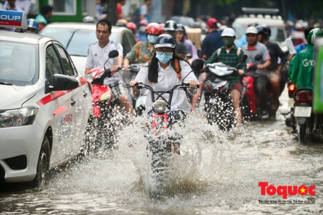 Mưa 30 phút, nhiều tuyến phố Hà Nội đã thành sông ảnh 2