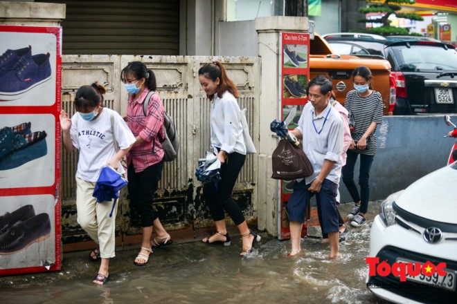 Mưa 30 phút, nhiều tuyến phố Hà Nội đã thành sông ảnh 3