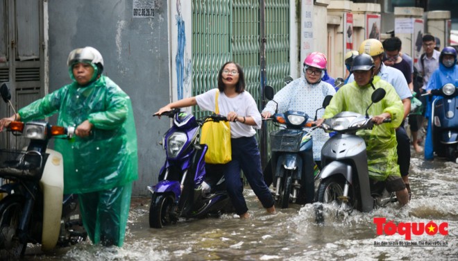 Mưa 30 phút, nhiều tuyến phố Hà Nội đã thành sông ảnh 4