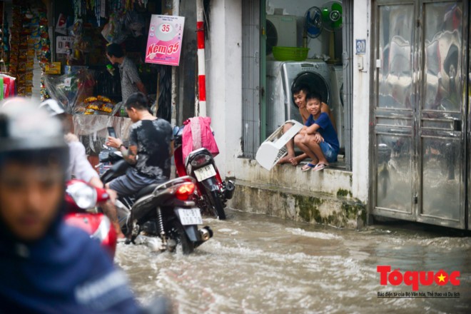 Mưa 30 phút, nhiều tuyến phố Hà Nội đã thành sông ảnh 5