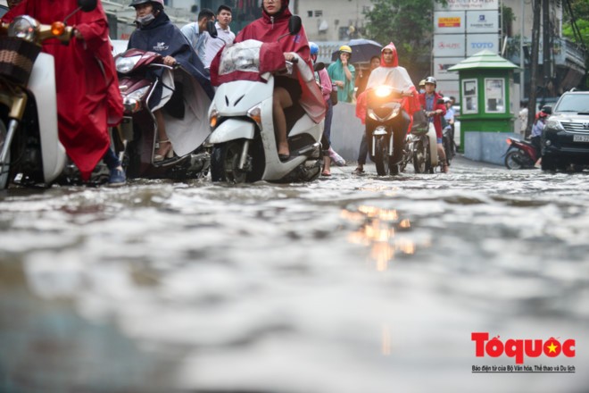 Mưa 30 phút, nhiều tuyến phố Hà Nội đã thành sông ảnh 6