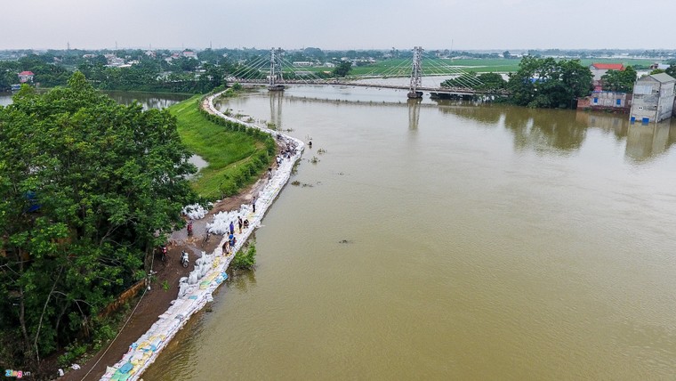 Bí thư Hà Nội lội nước thăm người dân vùng ngập ảnh 1