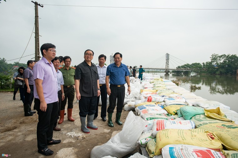 Bí thư Hà Nội lội nước thăm người dân vùng ngập ảnh 2