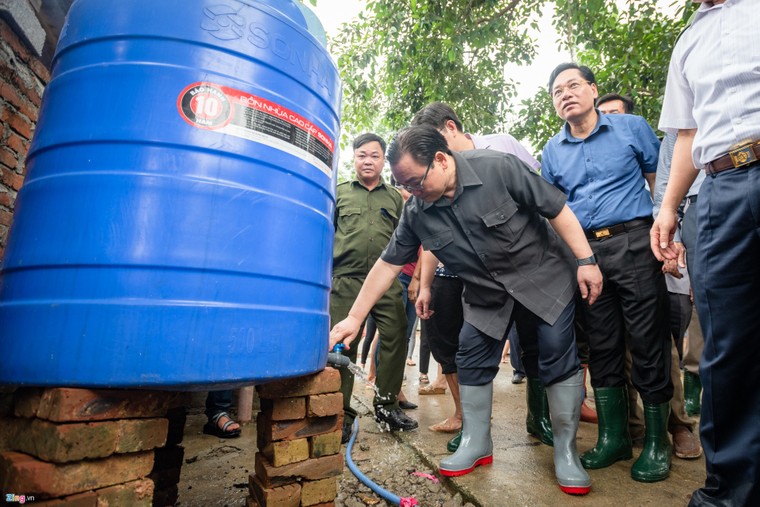 Bí thư Hà Nội lội nước thăm người dân vùng ngập ảnh 6