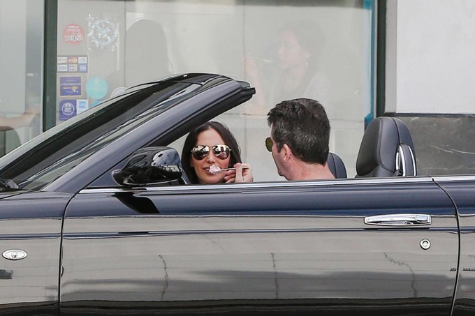 'Ông trùm truyền thông' Simon Cowell bón từng thìa đồ ăn cho bạn gái ảnh 2