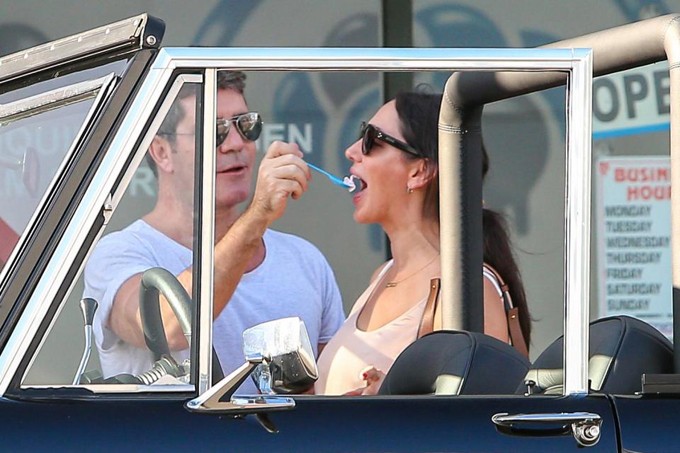 'Ông trùm truyền thông' Simon Cowell bón từng thìa đồ ăn cho bạn gái ảnh 3