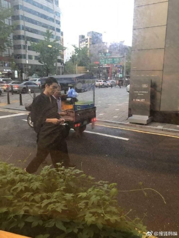 Sau 1 năm chống chọi ung thư, Kim Woo Bin tái xuất với hình ảnh gợi nhắc thời 'Vampire Idol' ảnh 1