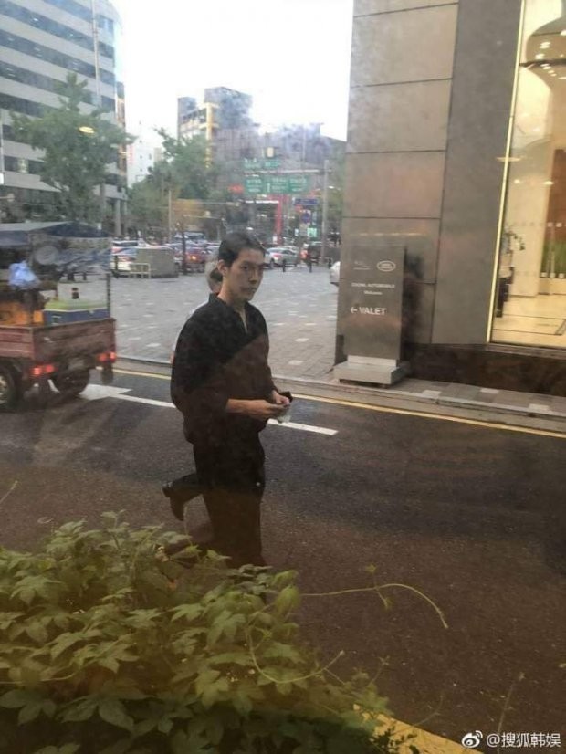 Sau 1 năm chống chọi ung thư, Kim Woo Bin tái xuất với hình ảnh gợi nhắc thời 'Vampire Idol' ảnh 2