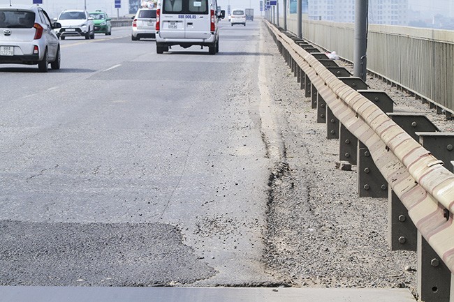 Lún nứt xẻ rãnh, cầu Thăng Long gắn biển báo 'không êm thuận' ảnh 2