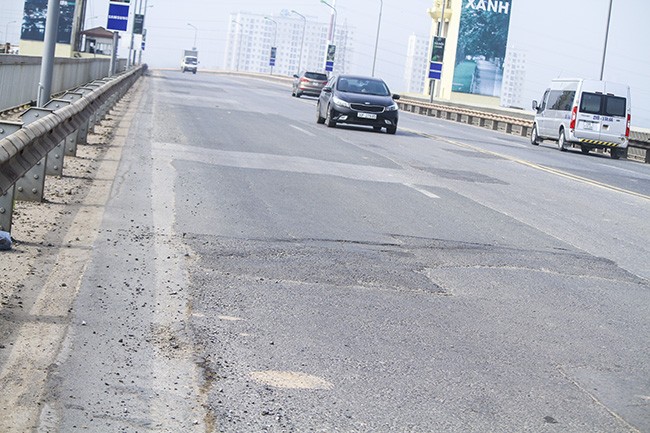 Lún nứt xẻ rãnh, cầu Thăng Long gắn biển báo 'không êm thuận' ảnh 8