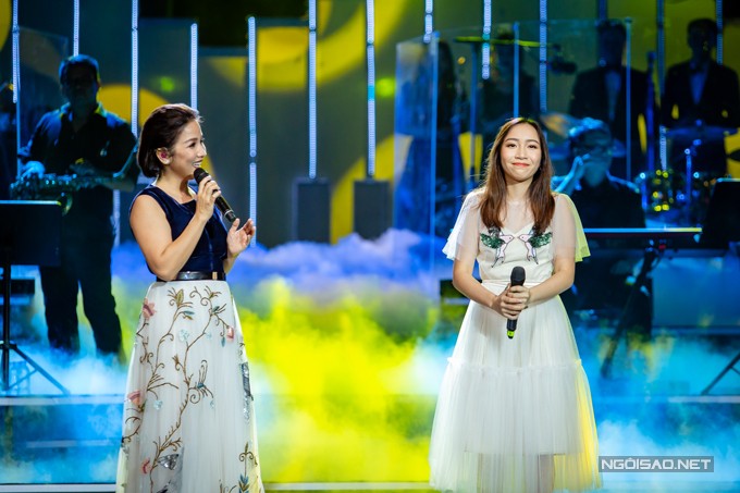 Con út 16 tuổi của Mỹ Linh gây bất ngờ về giọng hát cao vút ảnh 4