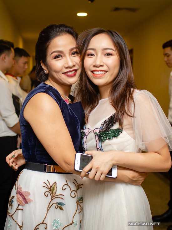 Con út 16 tuổi của Mỹ Linh gây bất ngờ về giọng hát cao vút ảnh 2