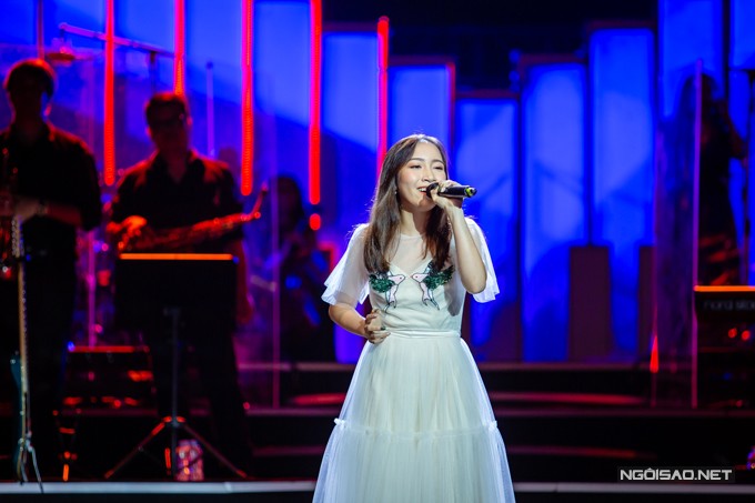 Con út 16 tuổi của Mỹ Linh gây bất ngờ về giọng hát cao vút ảnh 6