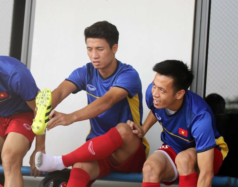 ĐT Olympic VN tập luyện hứng khởi, sẵn sàng 'chiến đấu' với Nepal ảnh 1