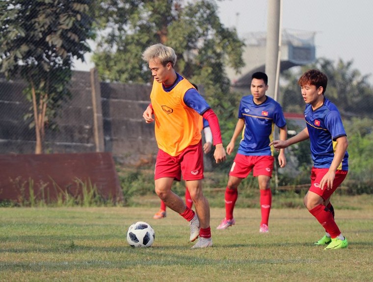 ĐT Olympic VN tập luyện hứng khởi, sẵn sàng 'chiến đấu' với Nepal ảnh 5