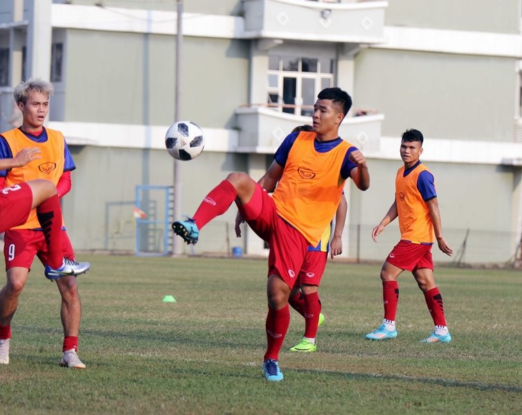 ĐT Olympic VN tập luyện hứng khởi, sẵn sàng 'chiến đấu' với Nepal ảnh 6