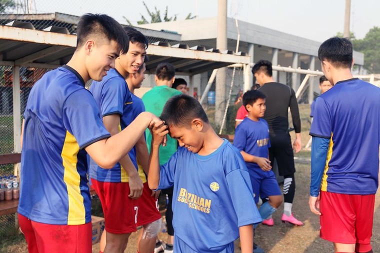 ĐT Olympic VN tập luyện hứng khởi, sẵn sàng 'chiến đấu' với Nepal ảnh 9