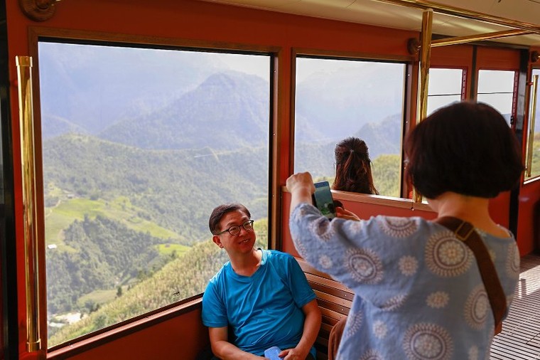 Mùa thu về, lên ngay Fansipan ngắm ruộng bậc thang đã nức thơm hương lúa ảnh 5