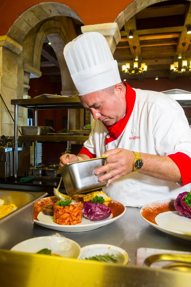 Độc đáo nhà hàng có thiết kế như thùng bia khổng lồ bằng vàng trên đỉnh núi Chúa ảnh 6