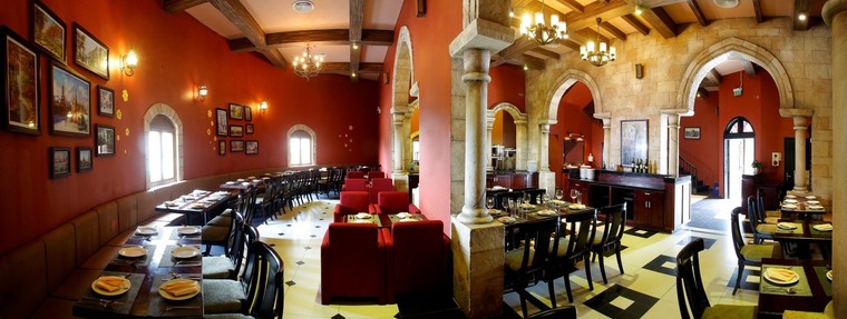 Độc đáo nhà hàng có thiết kế như thùng bia khổng lồ bằng vàng trên đỉnh núi Chúa ảnh 4