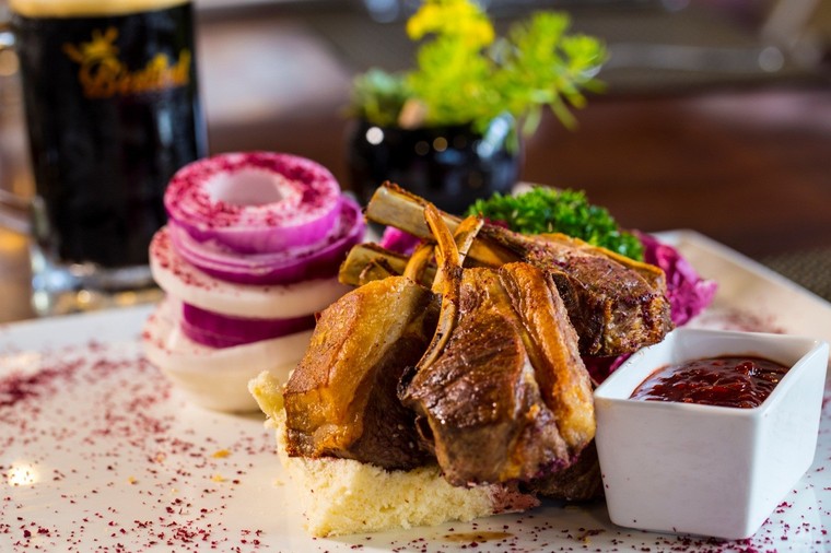 Độc đáo nhà hàng có thiết kế như thùng bia khổng lồ bằng vàng trên đỉnh núi Chúa ảnh 5