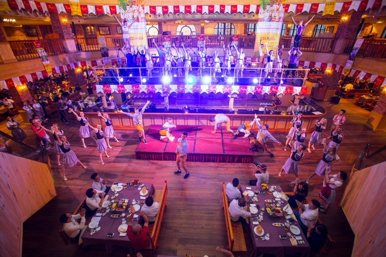 Độc đáo nhà hàng có thiết kế như thùng bia khổng lồ bằng vàng trên đỉnh núi Chúa ảnh 1