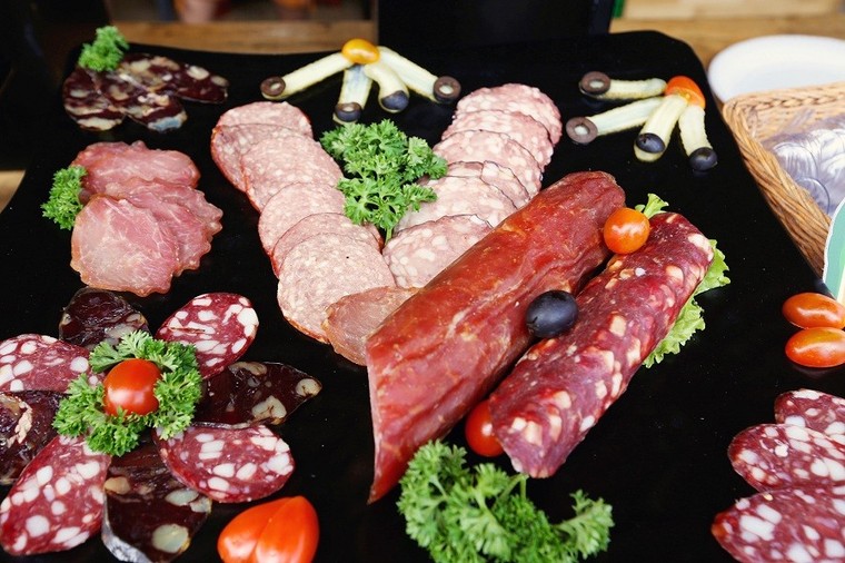 Độc đáo nhà hàng có thiết kế như thùng bia khổng lồ bằng vàng trên đỉnh núi Chúa ảnh 2