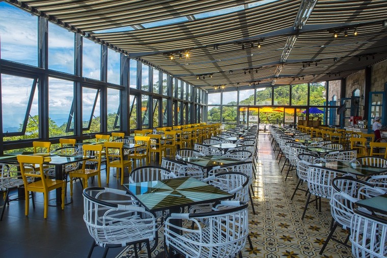 Độc đáo nhà hàng có thiết kế như thùng bia khổng lồ bằng vàng trên đỉnh núi Chúa ảnh 9