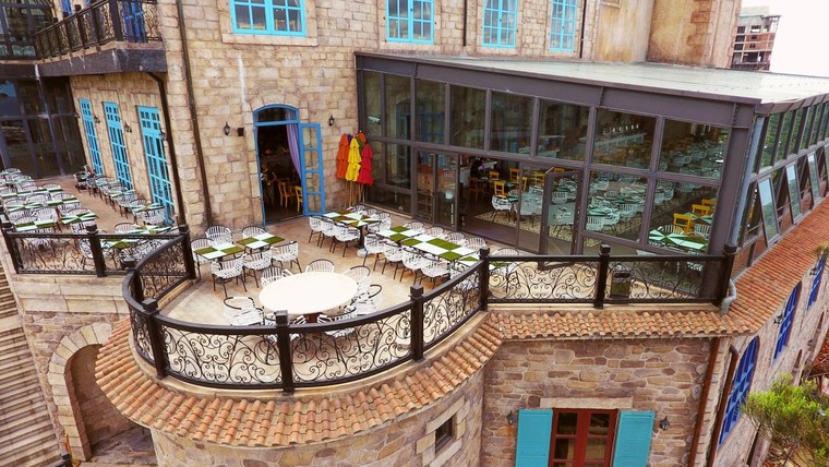 Độc đáo nhà hàng có thiết kế như thùng bia khổng lồ bằng vàng trên đỉnh núi Chúa ảnh 10