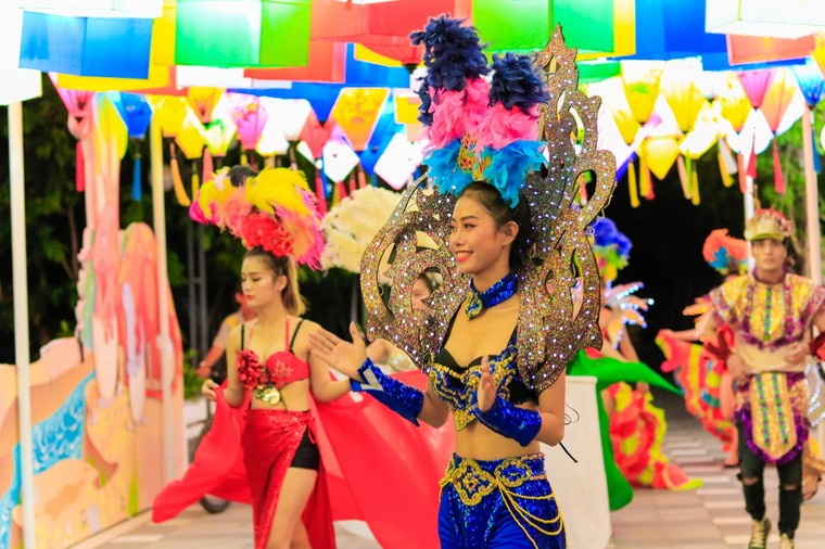 ‘Tuyệt phẩm ánh sáng’ diễu hành Carnival làm ‘nóng’ Lễ hội đèn lồng Sun World Danang Wonders ảnh 1
