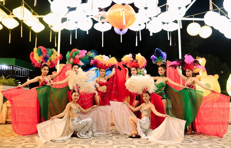 ‘Tuyệt phẩm ánh sáng’ diễu hành Carnival làm ‘nóng’ Lễ hội đèn lồng Sun World Danang Wonders ảnh 2