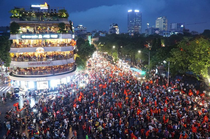 CĐV 'thắp lửa' hồ Gươm dưới mưa sau 'siêu phẩm' của Minh Vương ảnh 1