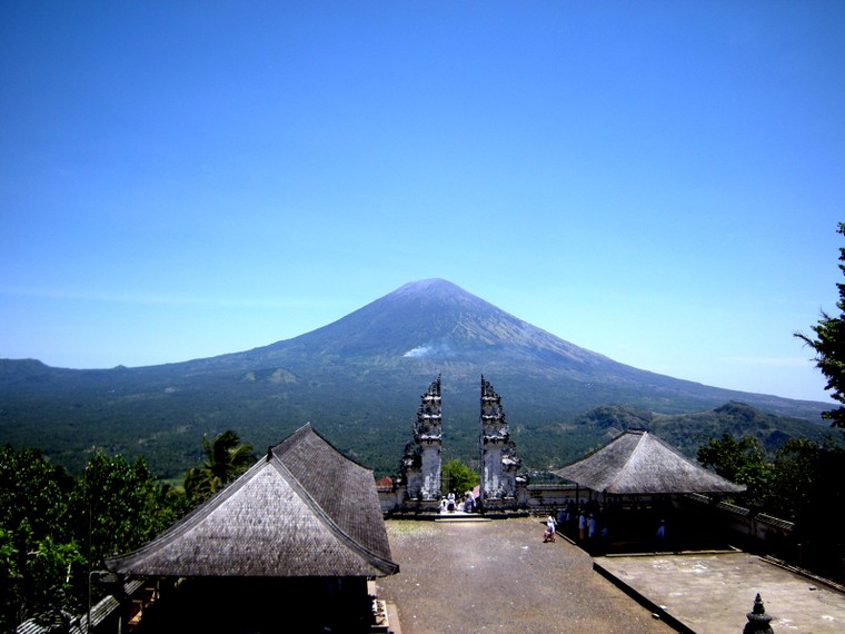 Đền Pura Lempuyang Luhur - chiếc cổng trời bước ra từ thần thoại ảnh 2