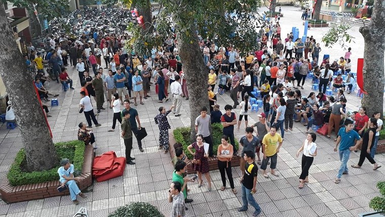 Tiền trường 7.5 triệu đồng, phụ huynh tụ tập kín sân trường đòi giải thích ảnh 1