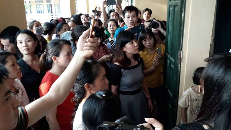 Tiền trường 7.5 triệu đồng, phụ huynh tụ tập kín sân trường đòi giải thích ảnh 2