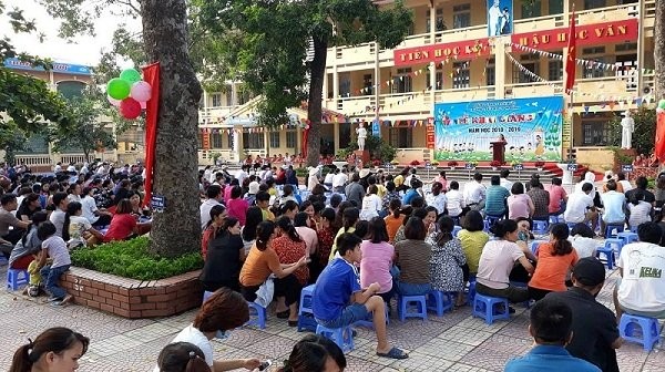 Tiền trường 7.5 triệu đồng, phụ huynh tụ tập kín sân trường đòi giải thích ảnh 3