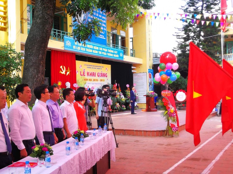 Phó Thủ tướng Vũ Đức Đam bất ngờ đến dự khai giảng cùng trẻ em khuyết tật Hà Nội ảnh 1