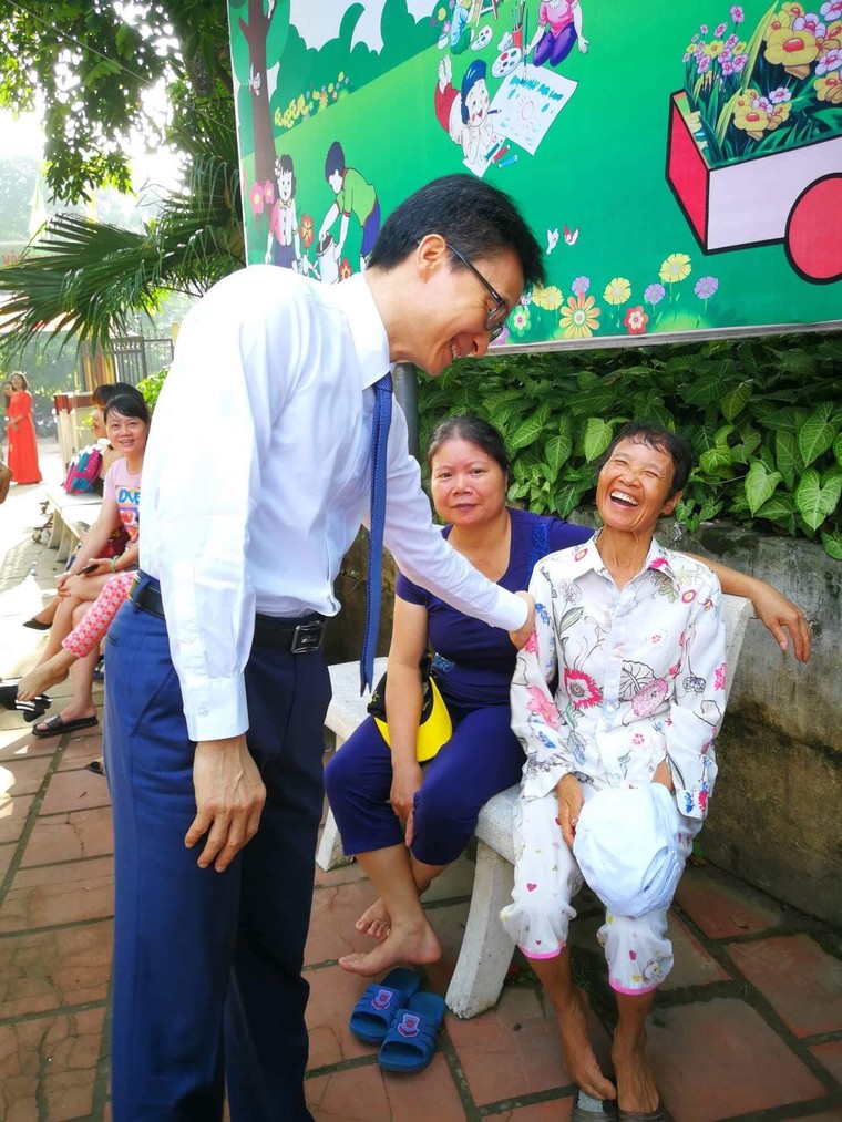 Phó Thủ tướng Vũ Đức Đam bất ngờ đến dự khai giảng cùng trẻ em khuyết tật Hà Nội ảnh 4