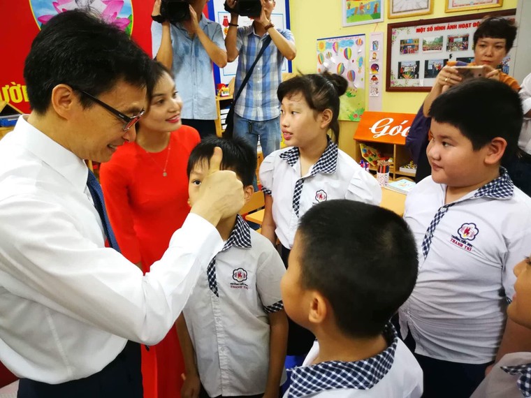 Phó Thủ tướng Vũ Đức Đam bất ngờ đến dự khai giảng cùng trẻ em khuyết tật Hà Nội ảnh 3