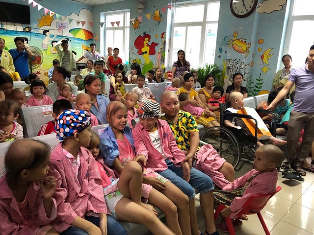 Bộ trưởng Y tế trao quà Trung thu cho bệnh nhân ung thư ảnh 1